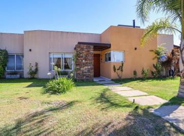 Casa · 118m² · 3 Ambientes · 4 Cocheras · Venta Casa 3amb Barrio Los Arces, La Cañada de Pilar, Pileta