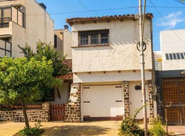 Casa de 4 ambientes, Ciudad de Mendoza · Quinta Sección. Calle Vicente Gil 600. Cercanía Parque San Martín. a Reciclar: Cocina y Baños.