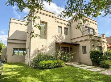 Casa · 240m² · 5 Ambientes · 2 Cocheras · Casa en San Isidro Labrador - Golf