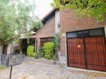Casa · 190m² · 4 Ambientes · 1 Cochera · Chalet 4 Ambientes Venta con Jardin Piscina Parrilla y Cochera en Olivos