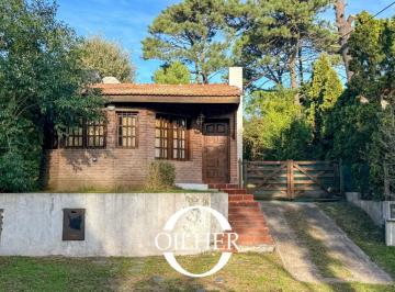 Casa de 3 ambientes, Villa Gesell · Casa en Venta de 2 Domitorios Mas Quincho. Gas Natural y Calefaccion.
