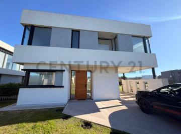 Casa · 211m² · 4 Ambientes · 1 Cochera · Venta Casa 4 Ambientes Rumenco Joven