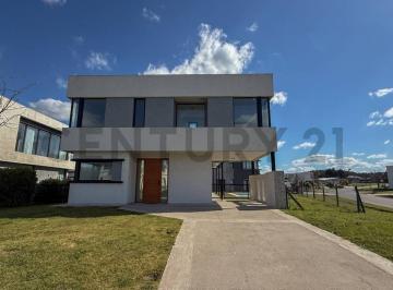 Casa · 211m² · 4 Ambientes · 1 Cochera · Venta Casa 4 Ambientes Rumenco Joven