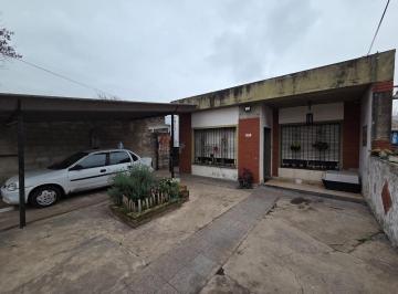 Casa · 70m² · 3 Ambientes · 1 Cochera · Casa 3 Amb C/cochera, Patio y Fondo C/galpon en Temperley!