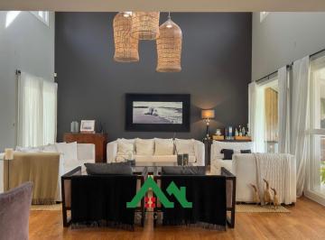 Casa · 597m² · 8 Ambientes · 4 Cocheras · Casa de Lujo en Venta en Lomas de La Carolina con Pileta, Jardín y Patio Amplio y Verde