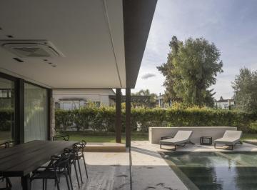 Casa · 370m² · 7 Ambientes · 2 Cocheras · Casa en Venta, 7 Ambientes, Barrio Saint Thomas Este, con Vistas Al Golf, de Categoría
