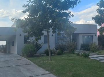 Casa · 166m² · 4 Ambientes · 2 Cocheras · Casa en Venta, 4 Ambientes, en San Sebastián, Pilar, a Laguna