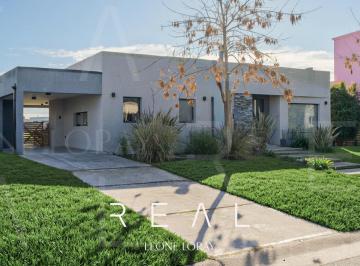 Casa · 166m² · 4 Ambientes · 2 Cocheras · Casa en Venta, 4 Ambientes, en San Sebastián, Pilar, a Laguna
