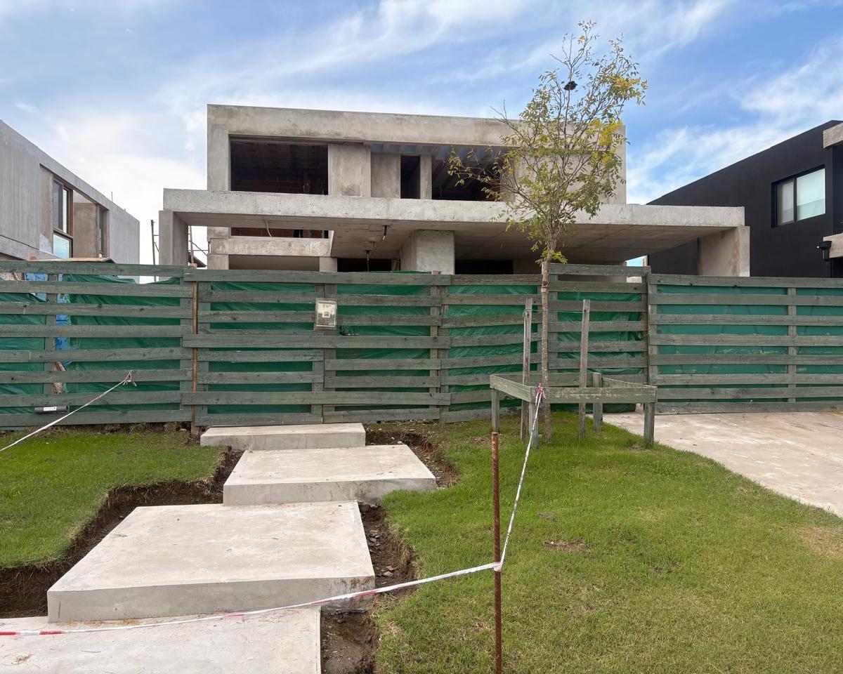 Av de los Lagos al 1600