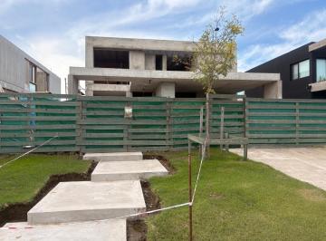 Casa · 282m² · 5 Ambientes · 2 Cocheras · Casa en Venta, 5 Ambienets, en Puertos del Lago, Barrio Amarras, a La Laguna