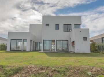 Casa · 224m² · 6 Ambientes · 3 Cocheras · Casa en Venta, 6 Ambientes, San Sebastian, Pilar, a Laguna