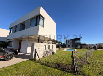 Casa · 211m² · 4 Ambientes · 1 Cochera · Alquiler Casa 4 Ambientes Rumenco Joven