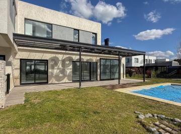 Casa · 211m² · 4 Ambientes · 1 Cochera · Alquiler Casa 4 Ambientes Rumenco Joven
