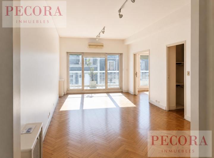 Espectacular Departamento Hecho a Nuevo en Edificio de Estilo Racionalista