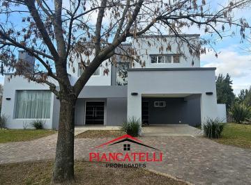 Casa · 1350m² · 6 Ambientes · 5 Cocheras · Venta y Alquiler de Casa en Terravista con 5 Ambientes