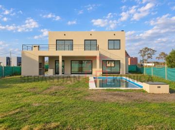 Casa · 165m² · 4 Ambientes · 3 Cocheras · Casa a La Laguna Sobre Lote 1.000 m²