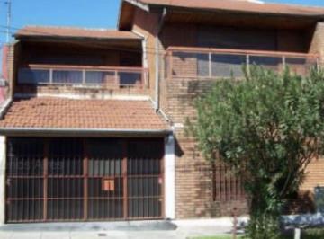 Casa · 200m² · 5 Ambientes · 1 Cochera · Alquiler de Casa 5 Amb. en El Barrio de Saavedra.