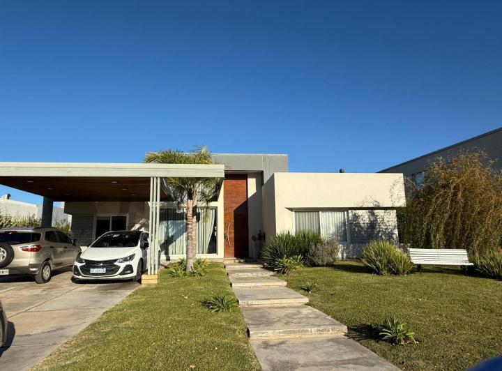 Casa · 187m² · 5 Ambientes · 2 Cocheras