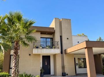 Casa · 319m² · 6 Ambientes · 2 Cocheras · Casa en Venta de 6 Ambientes en Terralagos, Frente a La Laguna