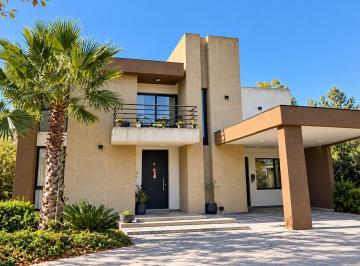 Casa · 319m² · 6 Ambientes · 2 Cocheras · Casa en Venta de 6 Ambientes en Terralagos, Frente a La Laguna