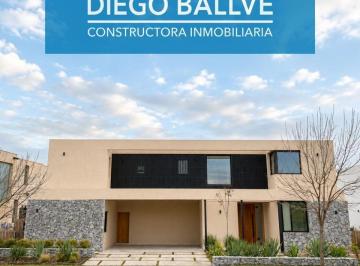 Casa · 318m² · 4 Dormitorios · 2 Cocheras · Casa a La Laguna, La Calesa, Pilará