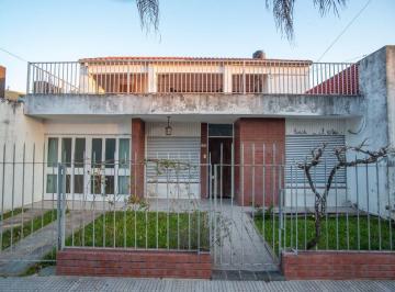 Casa · 140m² · 4 Ambientes · 1 Cochera · Venta de Casa en Llerena 781
