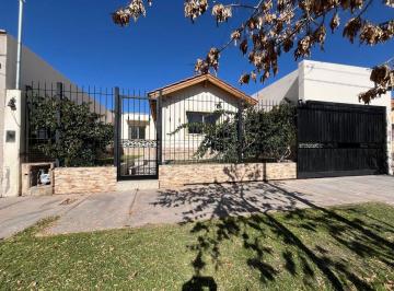 Casa · 230m² · 6 Ambientes · 3 Cocheras · Casa en Venta de 4 Hab B° Agua y Energia Plan 18