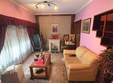 Casa · 127m² · 4 Ambientes · 1 Cochera · Venta Casa 4amb Piñeyro Cochera Jardin Apto Credit