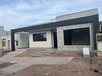 Casa · 420m² · 6 Ambientes · 2 Cocheras · Casa a Estrenar Barrio La Bastilla