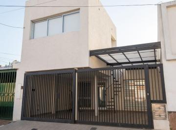 Casa · 110m² · 4 Ambientes · 2 Cocheras · Venta Casa Modernizada con Cochera Doble y Patio