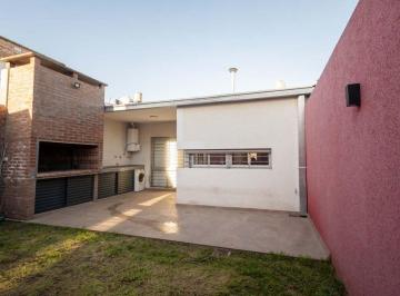 Casa · 110m² · 4 Ambientes · 2 Cocheras · Venta Casa Modernizada con Cochera Doble y Patio