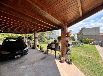 Casa · 90m² · 2 Ambientes · 2 Cocheras · Casa en Venta en Gonnet, 1 Dorm. Pileta y Parque