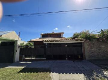 Casa · 120m² · 4 Ambientes · 1 Cochera · Venta Casa 4 Ambientes C/patio, Bernal.
