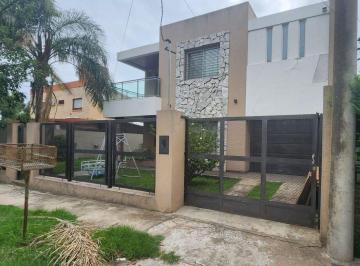 Casa · 201m² · 5 Ambientes · 2 Cocheras · Venta Casa Tres Dorm., Cochera. Parque Field