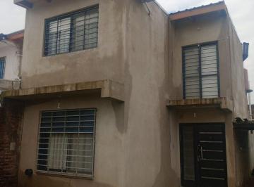 Casa · 90m² · 2 Ambientes · 2 Cocheras · Se Vende Casa Dos Pisos con Posibilidad Ampliación