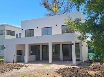 Casa · 148m² · 5 Ambientes · 3 Cocheras · Casa en Construcción de Diseño con Amenities