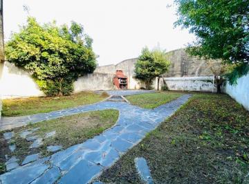 Casa · 230m² · 5 Ambientes · 3 Cocheras · Venta Casa 4 Dorm. con Parque y 3 Cocheras