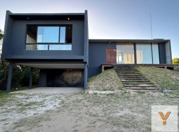 Casa · 240m² · 4 Ambientes · Casa en Venta - 3 Dorm. 2 Baños - 1.000 m² - Pinamar