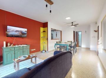 Casa · 84m² · 3 Ambientes · 1 Cochera · Venta Casa 3 Ambientes en Banfield con Cochera