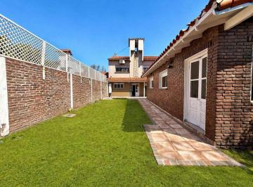 Casa · 164m² · 5 Ambientes · 2 Cocheras · Hermozo Chalet 5 Amb C/parque y Garage