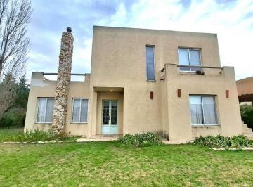 Casa · 234m² · 6 Ambientes · 2 Cocheras · Casa en Venta en Pehuajó con Pileta