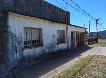 Casa · 90m² · 7 Ambientes · 1 Cochera · Casa en Venta en Acevedo con Patio
