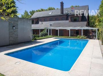 Casa · 576m² · 8 Ambientes · 4 Cocheras · Calle Cortada Muy Tranquila - Acassuso