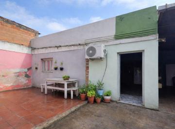 Casa · 83m² · 4 Ambientes · 1 Cochera · Casa Esquina - Amplio Terreno y Potencial Comercial