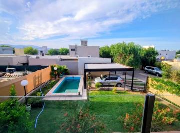 Casa · 208m² · 6 Ambientes · 2 Cocheras · Venta: Casa Amplia con Piscina, en B° Las Pircas