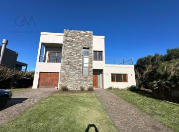Casa · 230m² · 5 Ambientes · 1 Cochera · Casa en Alquiler Rumenco