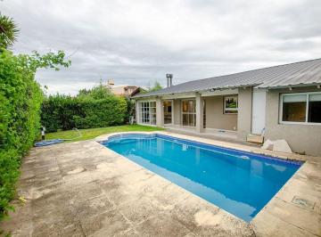 Casa · 163m² · 4 Ambientes · 1 Cochera · Casa en Venta El Venado con Pileta Climatizada