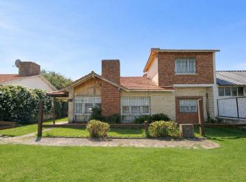 Casa · 147m² · 5 Ambientes · 1 Cochera · Venta Casa 4 Ambientes Punta Mogotes con Jardin