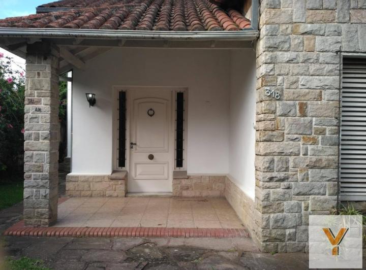 Casa · 200m² · 4 Ambientes · 1 Cochera