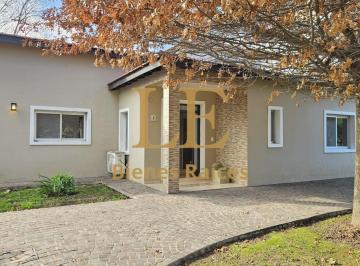 Casa · 264m² · 5 Ambientes · 4 Cocheras · Alquiler - La Barra Village